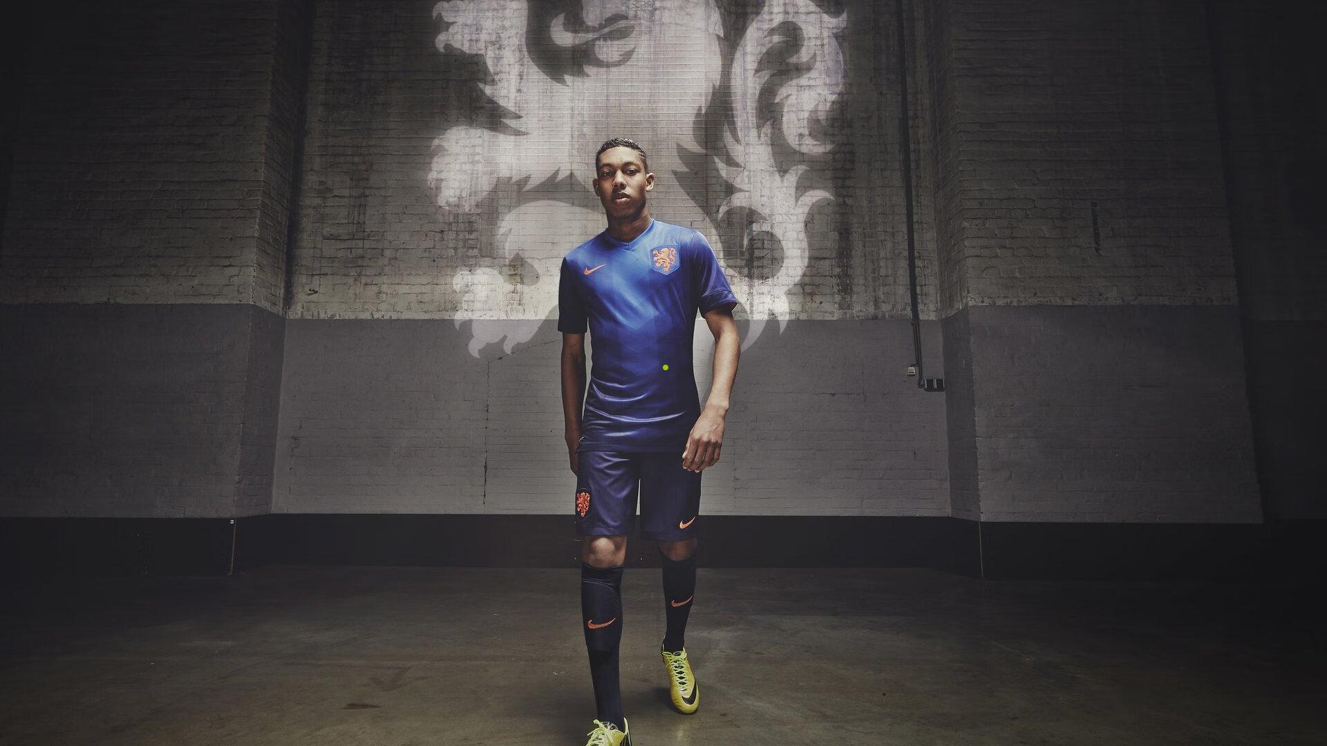 开云官网_字母哥强势回归半场轰下16+10+4 雄鹿主场沸腾迎核心复苏