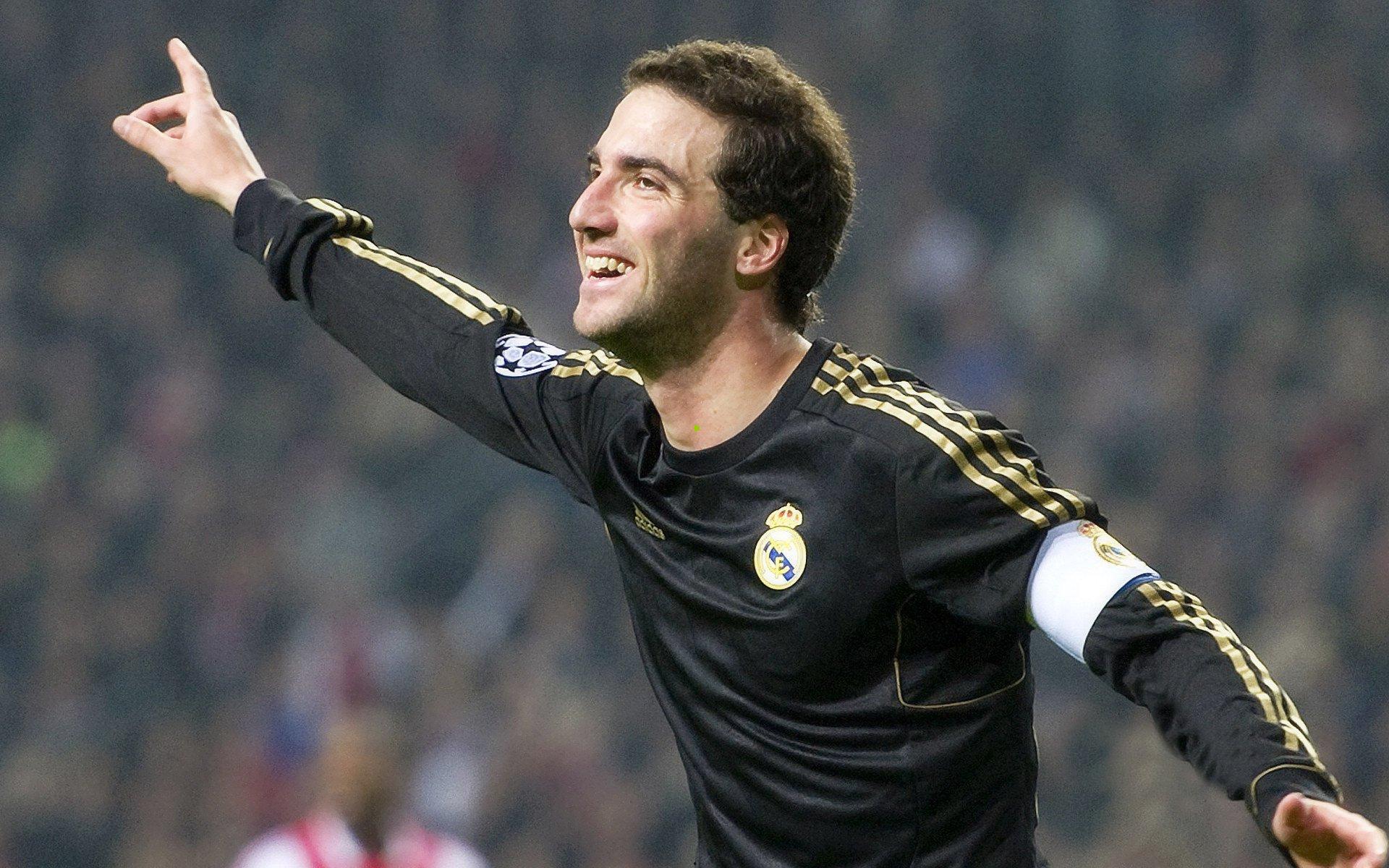 中超争冠焦点战沦为全武行，五红十黄，十次中断引爆舆论风暴